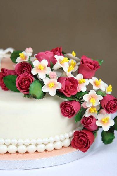 Cake with edible flowers on top from Crixa Cakes