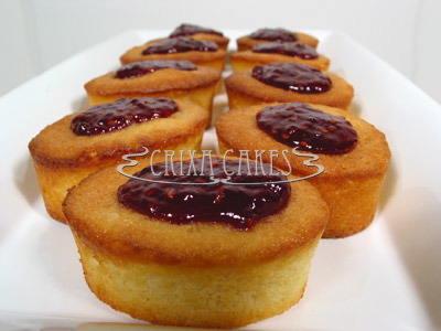 Crixa Cakes' almond cake with raspberry on top of a white tray