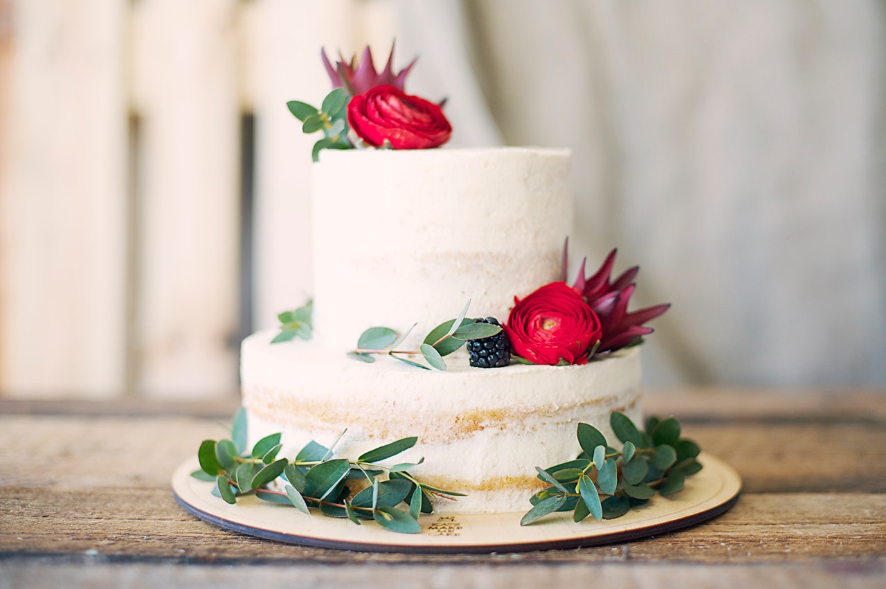 Photo of a white cake with flower decoration