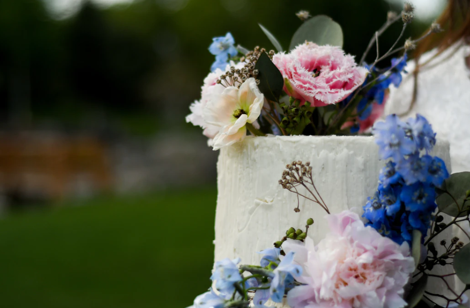 Bride's Cake with floral decoration and rough frosting
